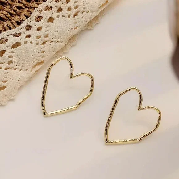 NEW| Women’s Large Hollow Heart Shaped Stud Earrings - Picture 5 of 6